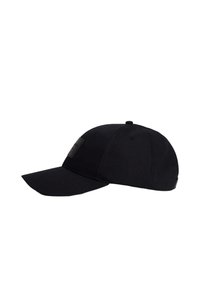 Gorra de béisbol negra con visera curva, fabricada con tela, con una etiqueta plana negra en la parte frontal. Diseño limpio y sencillo.