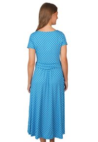 Blaue gemusterte Kleid mit kurzen Ärmeln, einem runden Ausschnitt und einer taillierten Taille, das einen fließenden, knielangen Rock aus leichtem Stoff präsentiert.