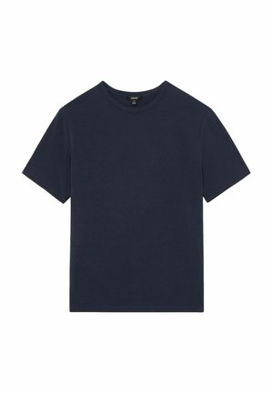 Tumed sinine puuvillane T-särk lühikeste varrukatega, ümar kaelus ja sile tekstuur. Ei ole nähtavaid mustreid ega aktsente.