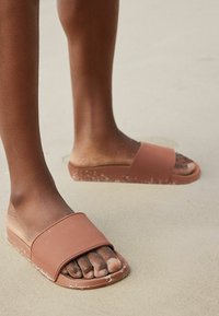 Next TEXTURED REGULAR FIT - Baseina iešļūcenes - clay