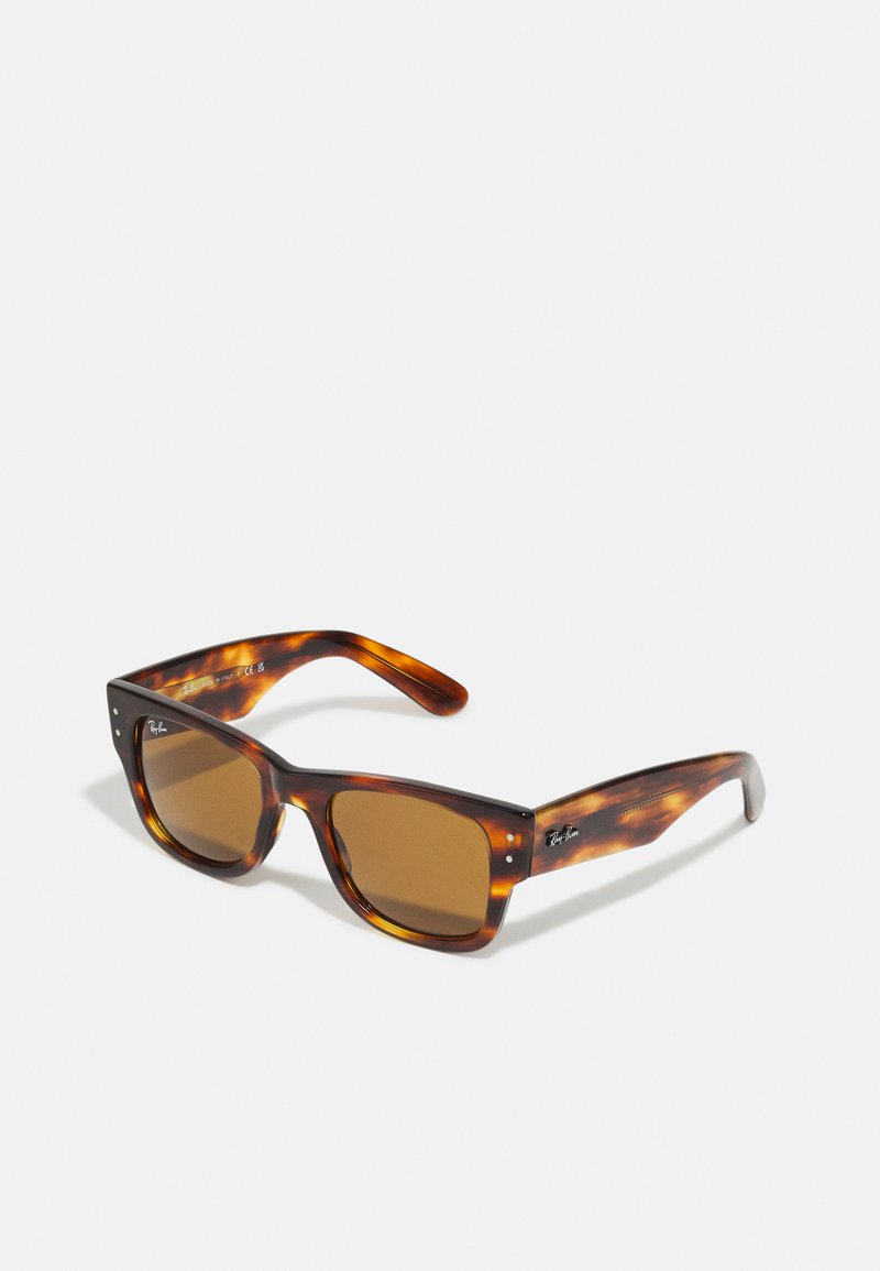 Ochelari de soare cu rame pătrate din material tartan, lentile maro și o ușoară textură pe brațe. Prezintă logo-ul Ray-Ban pe tăițele ochelarilor.