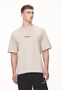 Pegador COLNE LOGO TEE - Nyomott mintás póló - washed desert sand