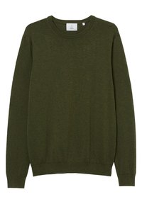 Olivgrüner Rundhalspullover mit langen Ärmeln sowie gerippten Bündchen, Saum und Kragen, flach auf einem weißen Hintergrund ausgelegt.