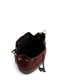 Bordeauxfarbene Tasche mit schwarzem Lederboden, goldenen Beschlägen und Kordelverschluss. Das Innere ist mit schwarzem Stoff ausgekleidet und verfügt über eine Reißverschlusstasche.