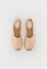 Espadrile roz din țesătură cu talpă din iută, având un logo alb pe bandă și un design casual, ușor de încălțat. Branț texturat pentru confort.