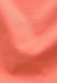 Koral színű szövet, sima textúrával, egyöntetű színnel és finom fényességgel, enyhe rugalmassággal és puhán hullámzó eséssel.