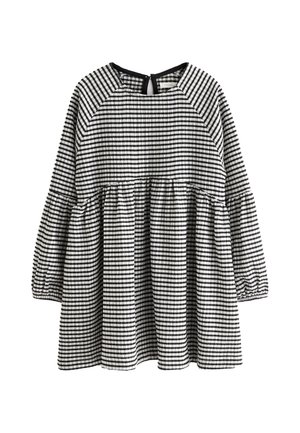Robe pour tout-petit à manches longues rayée noir et blanc avec taille froncée et fermeture par bouton au dos de l'encolure.