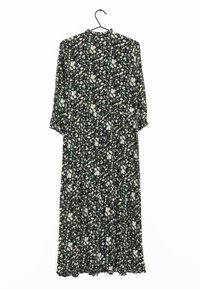 Vestido negro con estampado floral en blanco y verde, de manga larga, con cintura ajustada y falda fluida, confeccionado en tejido ligero.