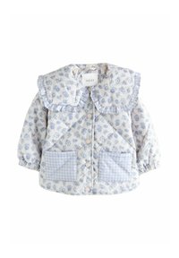 Steppjacke mit hellblauem Blumenmuster, großem Rüschenkragen, Gingham-Taschen und elastischen Bündchen; verfügt über einen Knopfverschluss und eine weiche Textur.