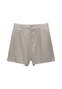 Shorts plissés gris clair en tissu doux. Ils présentent une fermeture à bouton et deux poches frontales. Style décontracté et coupe ample.
