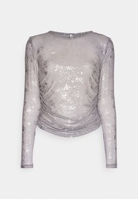Langärmliges Oberteil aus leicht grauem, transparentem Material, mit gerafftem Design und metallischen silbernen Akzenten sowie einem runden Halsausschnitt.