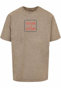 Brun oversized t-skjorte laget av bomull, med et firkantet design på forsiden med "VIVA LA VIDA" i rød og blå broderi.