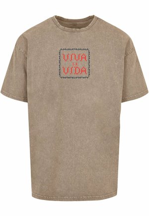 Brown oversized t-shirt made of cotton, featuring a square design on the front with "VIVA LA VIDA" in red and blue embroidery.