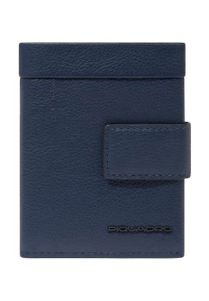 Portafoglio compatto in pelle blu navy con chiusura a scatto e logo del marchio discreto impresso nell'angolo in basso a destra.