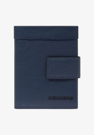 Portafoglio compatto in pelle blu navy con chiusura a scatto e logo del marchio discreto impresso nell'angolo in basso a destra.