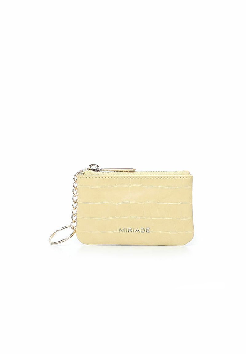 Portefeuille jaune en relief crocodile avec fermeture éclair en argent, attache de porte-clés et logo "MIRIACE" embossé à l'avant. Design compact.