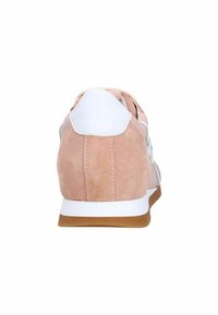 Sneaker in suede rosa con accenti bianchi, caratterizzati da un tacco arrotondato, suola in gomma e una texture liscia sul materiale superiore.