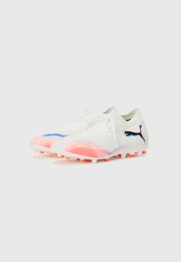 Puma-Fußballschuhe mit einem weißen Strickoberteil, pinken und blauen Farbverlauf-Akzenten, Schnürverschluss und orangen Stollen für Traktion.