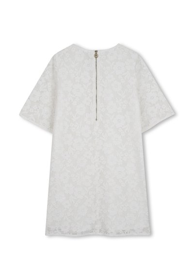 Robe blanche avec un motif en dentelle florale, manches courtes, encolure ronde et fermeture éclair au dos avec un bouton décoratif.