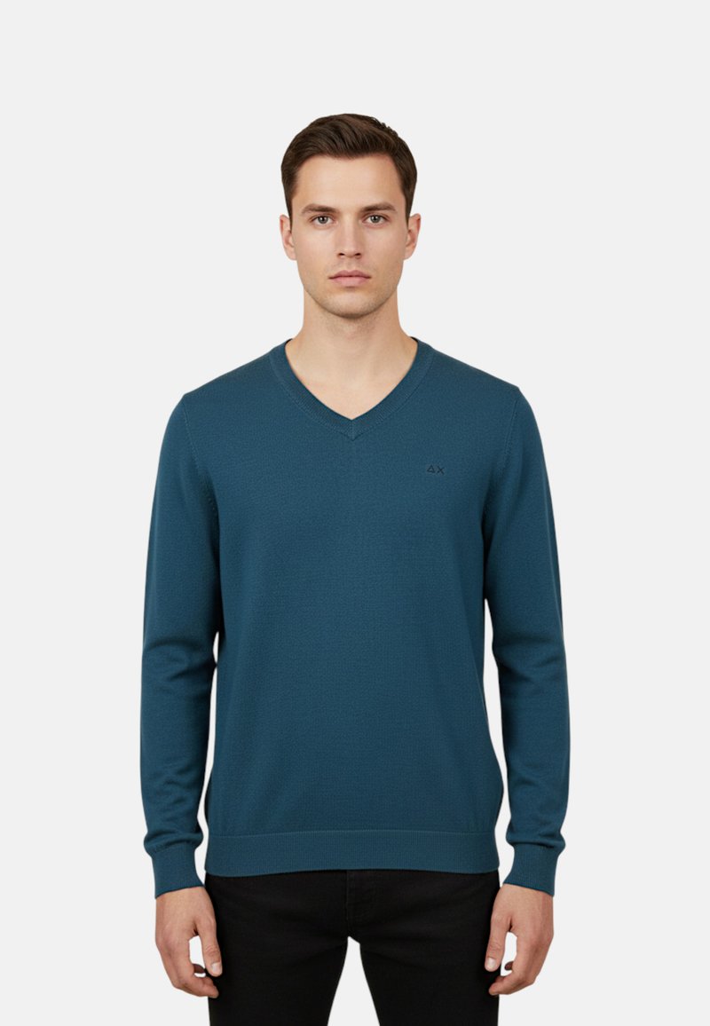 Maglione a V in tonalità teal scuro, tessuto a maglia testurizzato, maniche lunghe, polsini e orlo a coste, con un piccolo logo sul petto.