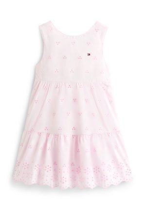 Vestido sin mangas para niña pequeña en color rosa claro con bordado floral de ojales y pequeño logo en el pecho, con falda fruncida y dobladillo con borde festoneado.