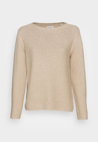 Beige gestrickter Pullover mit langen Ärmeln, Rundhalsausschnitt, feiner Textur, geradem Saum und normaler Passform.