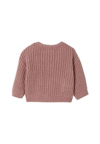 Gestrickter Pullover in sanftem Rosaton, mit langen Ärmeln und rundem Halsauschnitt. Der strukturierte Stoff hat ein grobes, geripptes Muster.