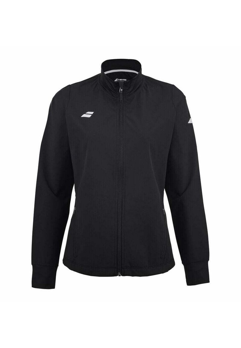 Chaqueta deportiva negra de cremallera completa con cuello alto, mangas largas y dos bolsillos laterales con cremallera, que presenta pequeños logotipos de marca en blanco en el pecho y la manga.