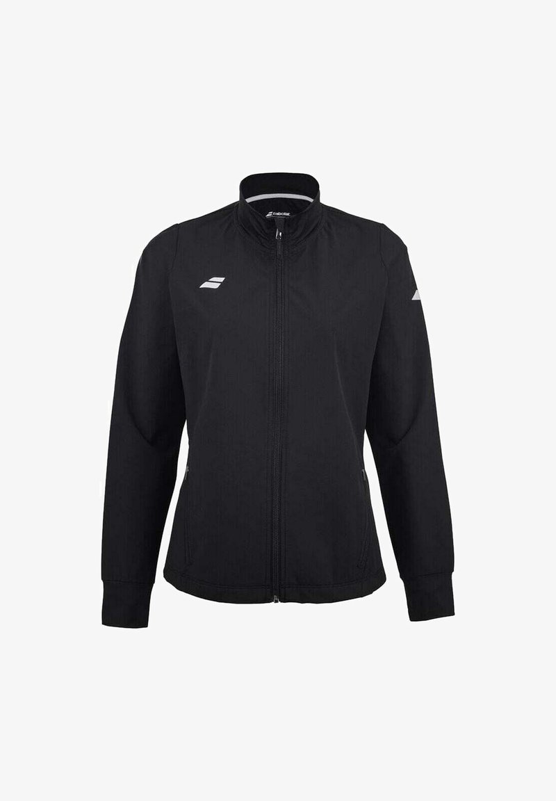 Chaqueta deportiva negra de cremallera completa con cuello alto, mangas largas y dos bolsillos laterales con cremallera, que presenta pequeños logotipos de marca en blanco en el pecho y la manga.