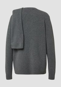 Grauer Strickpullover mit rundem Ausschnitt und langen Ärmeln, mit einem gefalteten Schal, der über eine Schulter drapiert ist. Die Textur wirkt weich und gemütlich.