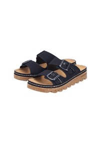 Czarne sandały z syntetycznej skóry z dwoma regulowanymi paskami, srebrnymi klamrami, teksturowaną powierzchnią oraz grubą, jasną korkową podeszwą o falistym wzorze.