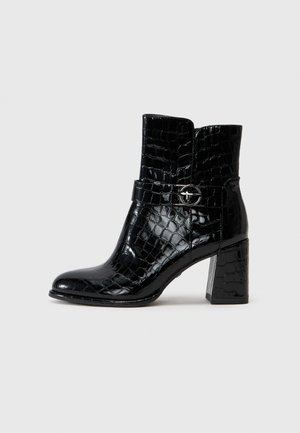 Tamaris Klasični gležnjarji - black