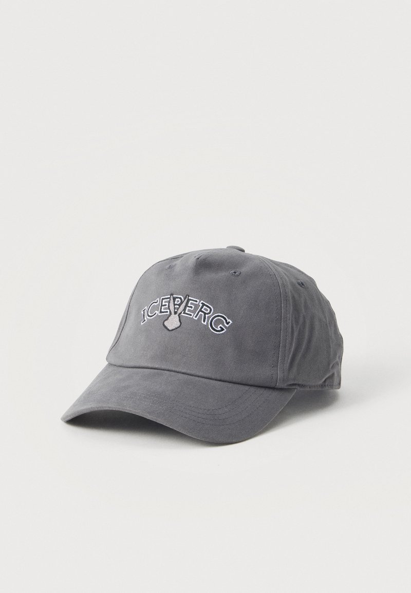 Casquette de baseball grise avec une visière incurvée présentant un texte brodé blanc "ICEBERG" et un petit motif iceberg sur le panneau avant.