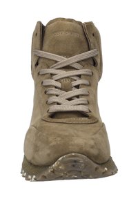 Tanfarbene Wildleder-Ankle Boots mit runder Zehenpartie, Schnürung vorne, strukturiertem Gummisohle und verstärkten Ösen für Langlebigkeit. Branding auf der Zunge.