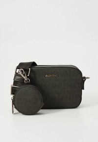 Svart Valentino axelremsväska med justerbar rem och fastsydd rund myntpåse, med subtil präglad branding.