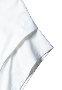 Biały bawełniany T-shirt z krótkim rękawem, z widocznym przeszyciem, na gładkim białym tle.