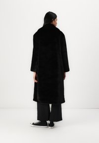 Abercrombie & Fitch Faux Fur Coat - Abrigo clásico - black beauty