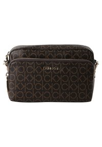 Brązowa torebka na ramię z tłoczonym wzorem logo, wieloma zamykanymi na suwak przegródkami i srebrnymi okuciami. Wykonana z trwałej sztucznej skóry.