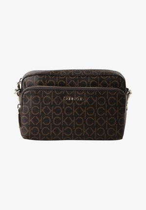 Brązowa torebka na ramię z tłoczonym wzorem logo, wieloma zamykanymi na suwak przegródkami i srebrnymi okuciami. Wykonana z trwałej sztucznej skóry.