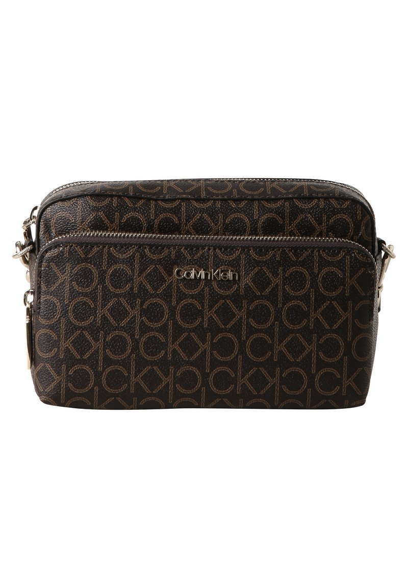Brązowa torebka na ramię z tłoczonym wzorem logo, wieloma zamykanymi na suwak przegródkami i srebrnymi okuciami. Wykonana z trwałej sztucznej skóry.