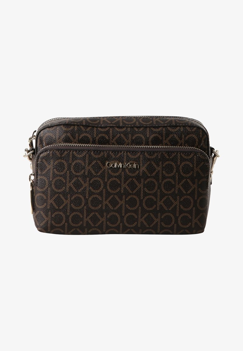 Brązowa torebka na ramię z tłoczonym wzorem logo, wieloma zamykanymi na suwak przegródkami i srebrnymi okuciami. Wykonana z trwałej sztucznej skóry.