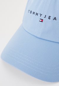 Tommy Jeans LINEAR LOGO 6 PANEL UNISEX - Pet - cloudy blue