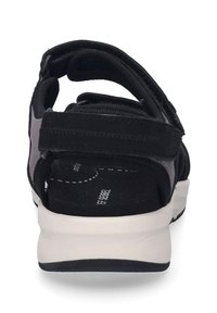 Czarno-szare sandały z wyściełaną wkładką, regulowanymi paskami, teksturowanym wierzchem i białą podeszwą z niewielkim obcasem.