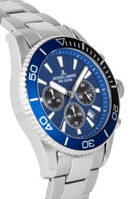 Reloj de acero inoxidable con una esfera azul, marcadores de hora plateados y funciones de cronógrafo. Presenta un bisel azul y una pulsera de eslabones metálicos.