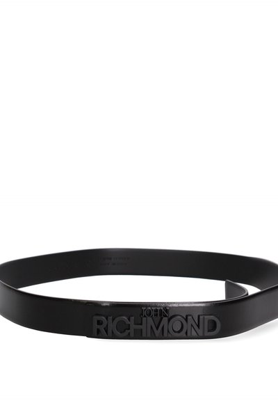 Zwarte leren riem met het geëmboste "JOHN RICHMOND" logo aan de voorkant, afgebeeld in een gebogen vorm op een witte achtergrond.
