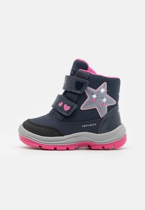 Bottes pour enfants bleu marine avec accents roses, détail étoile et deux bandes velcro. Équipées d'une semelle en caoutchouc et d'un col rembourré pour plus de confort.