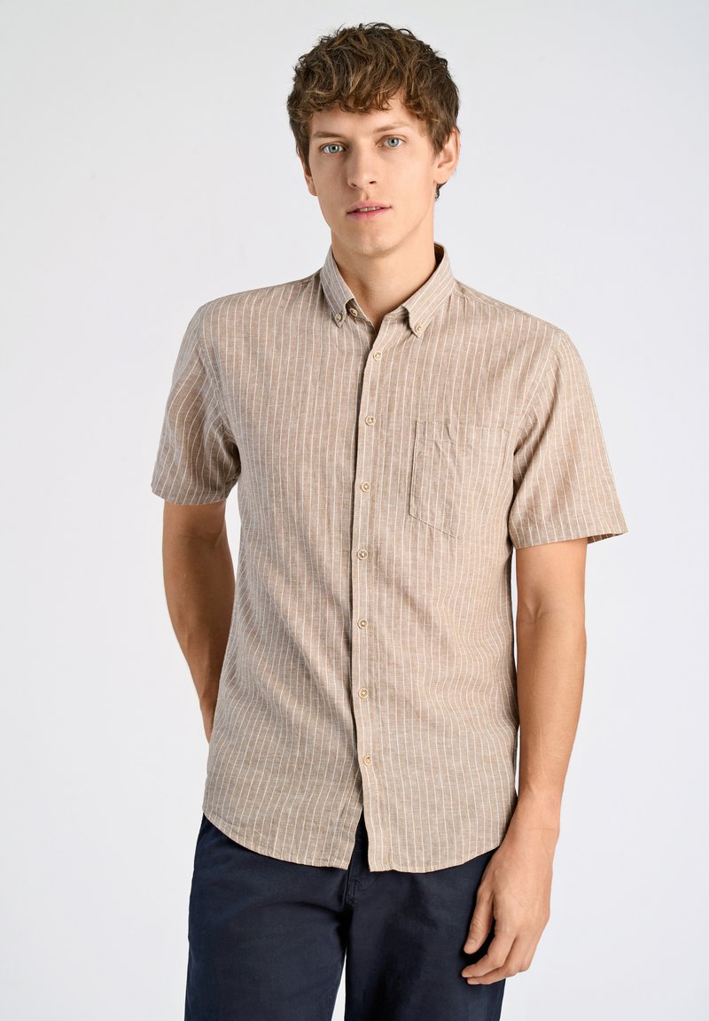 Kortärmad skjorta med krage i ljusbrun färg med vita vertikala ränder; har en bröstficka och knapplist.