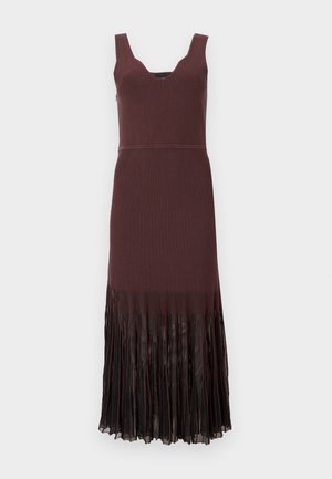 Abito senza maniche in maglia marrone scuro con scollo a V e orlo in chiffon plissettato che si estende dalla metà coscia fino alla caviglia.