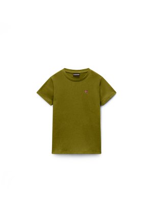 Olivgrünes T-Shirt mit kurzen Ärmeln, kleinem gesticktem Flaggenlogo auf der linken Brust und rundem Ausschnitt.