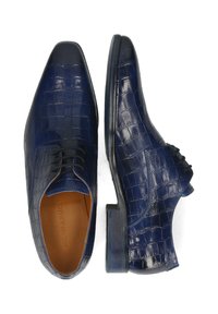 Scarpe in pelle blu navy con texture di coccodrillo, punta affusolata e dettagli accentuati. Presentano un design con lacci e una suola liscia.